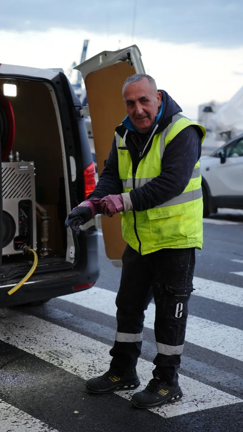 Moi, Joseph, déboucheur à Sète, devant mon camion équipé